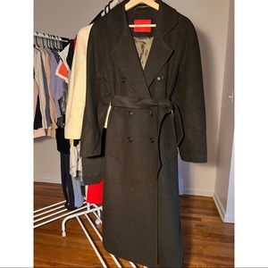 Max&Co midi coat. Khaki color. Size 6 but, it's fit to almost every size.